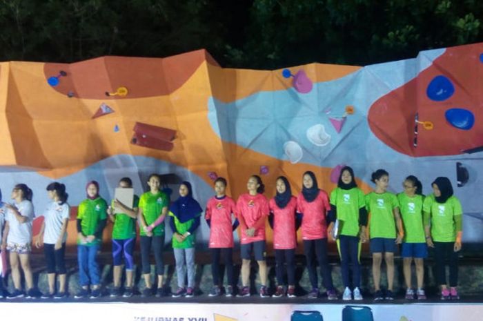 Suasana ketika seluruh atlet yang menjadi finalis di Kejurnas XVII Panjat Tebing 2018, kategori boulder tim putri, berbaris menyapa penonton, Rabu (28/11/2018).