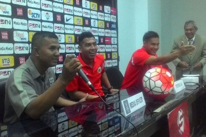 Asisten pelatih Persija Jakarta, Jan Saragih, dan kiper Andritany Ardhiyasa mewakili tim dalam sesi jumpa pers sebelum laga kontra PS TNI di Stadion Pakansari, Cibinong, Kamis (13/10/2016).