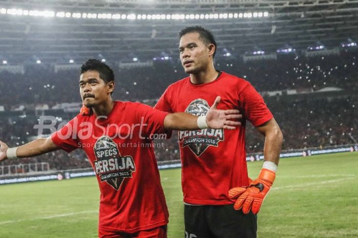 Pemain Persija Jakarta, Bambang Pamungkas dan Andritany Ardhiyasa, merayakan kemenangan timnya di fi