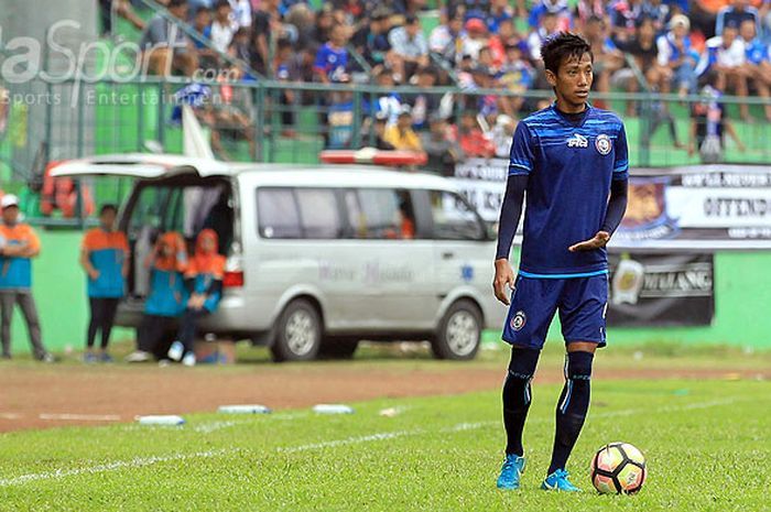 Bek Arema FC, Syaiful Indra Cahya, saat tampil dalam laga uji coba melawan PSIS Semarang di Stadion Gajayana Malang, Jawa Timur, Kamis (04/01/2017) sore.