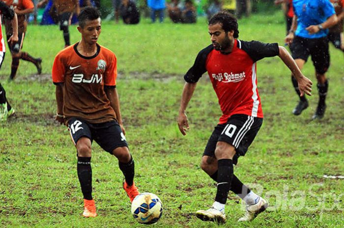 Aksi pemain asing asal Maroko, Khairallah Abdelkbir, saat bermain tarkam di Lapangan Argomulyo Sumbermanjing Wetan Kabupaten Malang, Jawa Timur (16/02/2018).