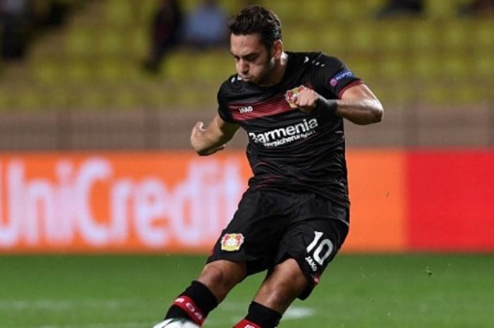 Gelandang Bayer Leverkusen, Hakan Calhanoglu, beraksi dalam duel Grup E Liga Champions 2016-2017 melawan AS Monaco di Louis II Stadium pada 27 September 2016.