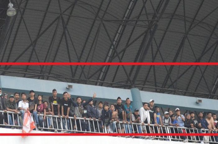 Suporter Persis Solo di laga tandang kontra PSS Sleman, Selasa (10/10/17) di Stadion Maguwoharjo Yogyakarta