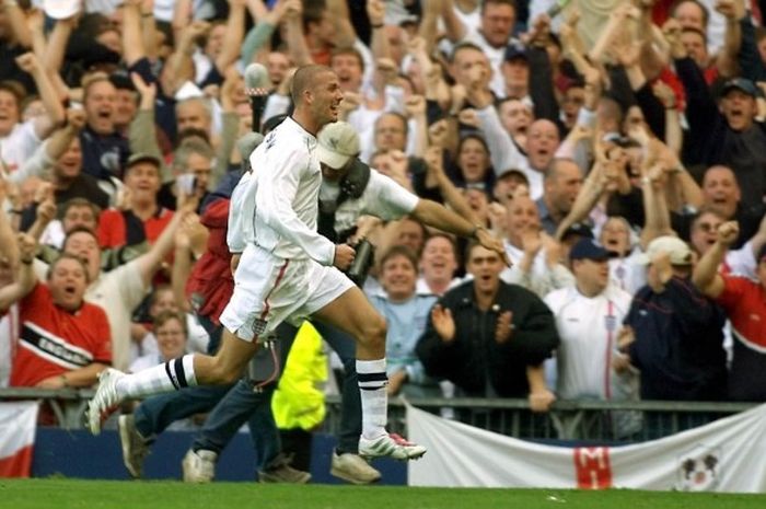 Selebrasi David Beckham usai mencetak gol kedua Inggris ke gawang Yunani dalam pertandingan Kualifikasi Piala Dunia, 6 Oktober 2001.