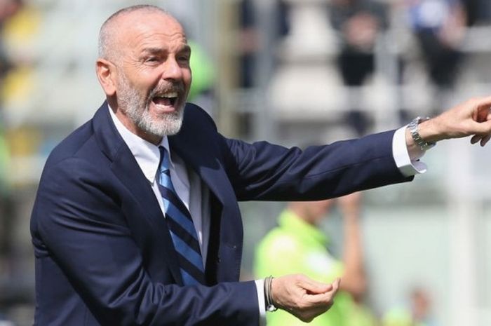 Pelatih Inter Stefano Pioli saat memeberikan instruksi dalam laga Serie A antara FC Crotone kontra Inter Milan di Stadio Comunale Ezio Scida, 09 April 2017. 