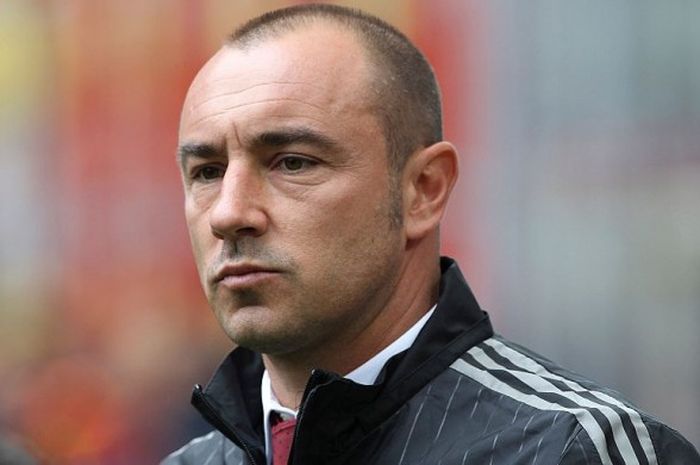 Ekspresi pelatih AC Milan, Cristian Brocchi, dalam duel Serie A lawan Frosinone, 1 Mei 2016.