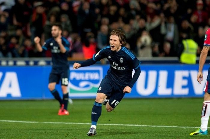 Gelandang Real Madrid, Luka Modric, merayakan golnya ke gawang Granada pada lanjutan La Liga di Nuevo Los Carmenes, 7 Februari 2016.