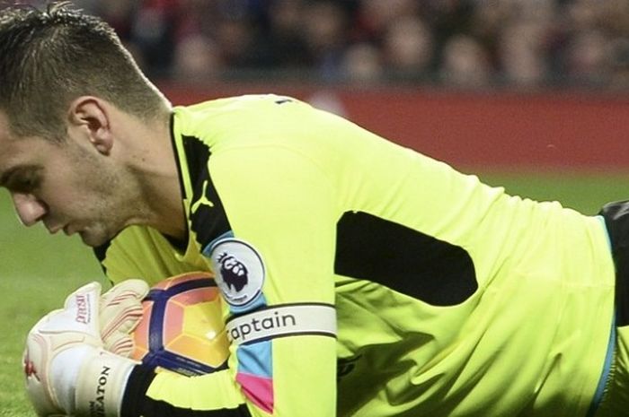 Kiper Burnley, Tom Heaton, menangkap bola saat melakoni laga Premier League kontra Manchester United, di Stadion Old Trafford, Sabtu (29/10/2016).