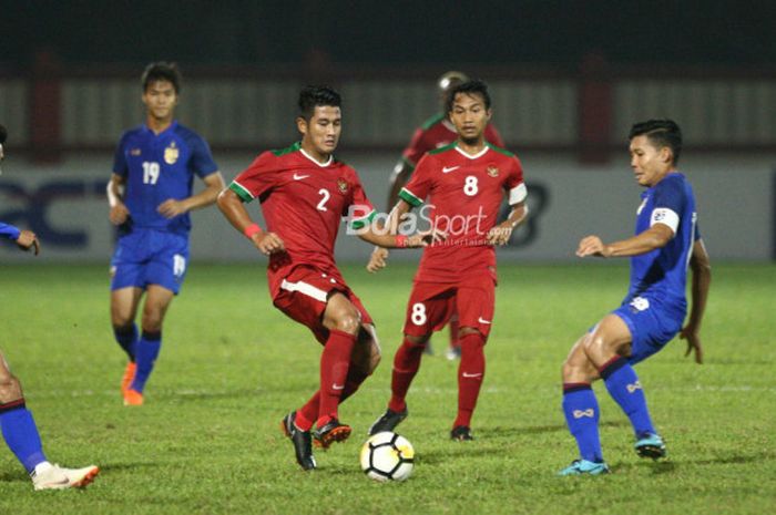 Pemain timnas  U-23 Indonesia, I Putu Gede Juni Antara dan Muhammad Hargianto, beraksi dalam laga persahabatan melawan Thailand U-23 di Stadion PTIK, Kamis (31/5/2018).