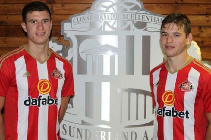 Dua pemain baru Sunderland, Paddy McNair (kiri) dan Donald Love, berpose dengan logo klub tersebut. 