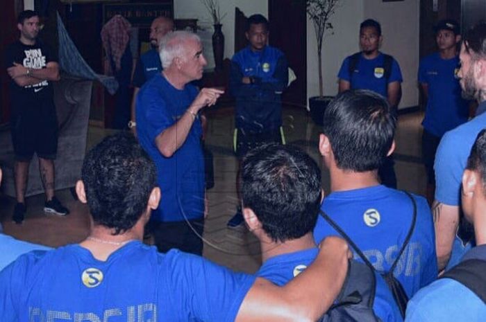 Pelatih Persib, Mario Gomez memberikan instruksi kepada Atep Cs sebelum laga kontra Perserang di Stadion Maulana Yusuf, Serang pada Kamis (1/3/2018) sore. 