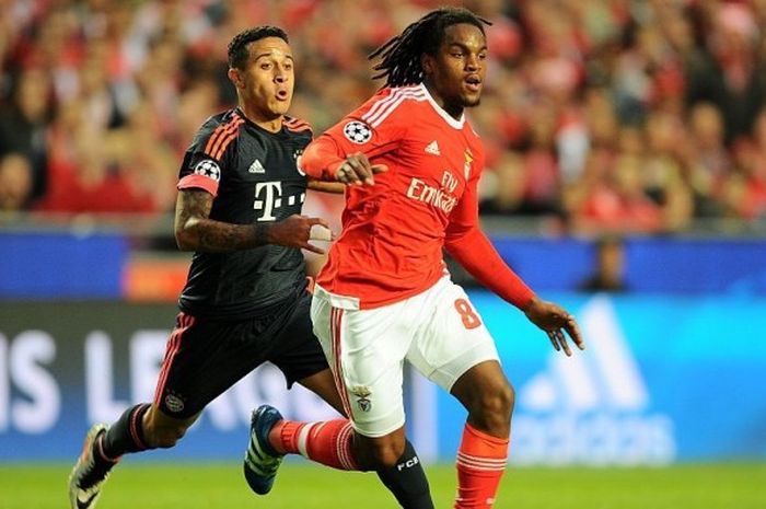 Aksi gelandang Benfica, Ranato Sanches (kanan), berebut bola dengan pemain Bayern Muenchen, Thiago Alcantara, dalam pertandingan leg kedua babak perempat final Liga Champions 2015-2016 di Estadio da Luz, Lisabon, Portugal, pada 13 April 2016.