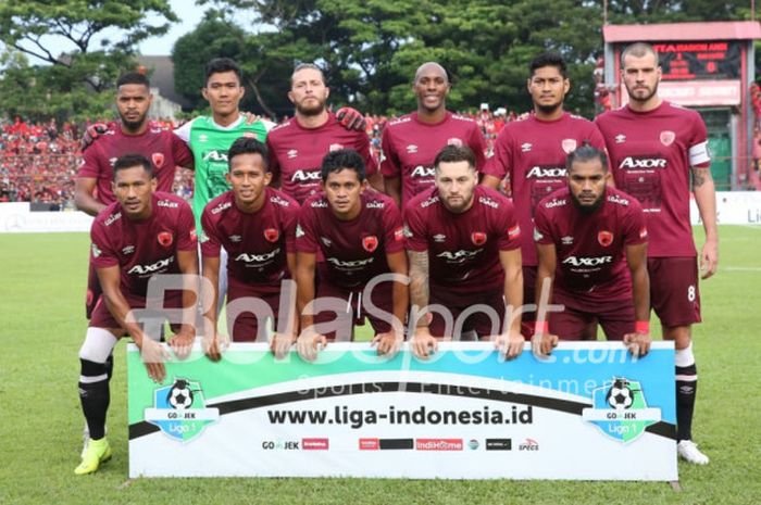      Kiper Muda PSM Makassar, Hilman Syah (Berbaju Hijau) Berfoto Bersama Starting XI Juku Eja dalam Laga Pekan ke-32 Liga 1 2018 di Stadion Andi Mattalatta, Kota Makassar pada Minggu (25/11/2018)     