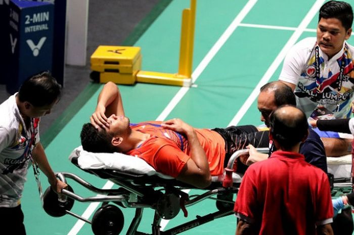 Pebulu tangkis ganda campuran Indonesia, Edi Subaktiar, dibawa oleh tim medis setelah mengalami cedera di tengah pertandingan babak kedua SEA Games 2017 yang berlangsung di Axiata Arena, Bukit Jalil, Sabtu (26/8/2017).