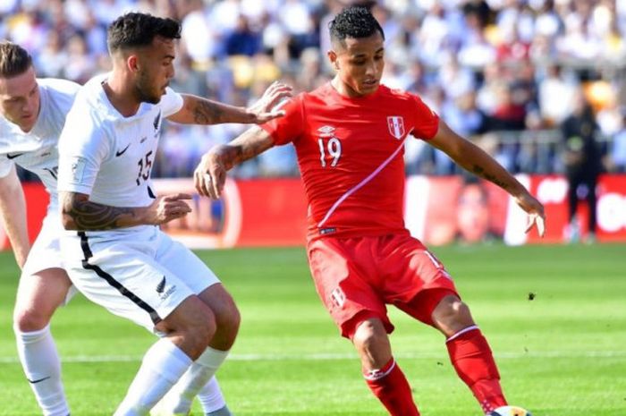 Aksi pemain timnas Peru Yoshimar Yotun (kanan) mempertahankan bola dalam kawalan Kip Colvey dari Selandia Baru pada partai play-off Piala Dunia 2018 di Westpac Stadium, Wellington, 11 November 2017.