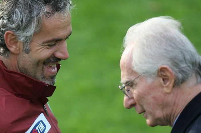 Azeglio Vicini (kanan), ketika masih menjadi Penasihat Teknis FIGC (Federasi Sepak Bola Italia), berbicara dengan pelatih timnas Italia, Roberto Donadoni, menjelang Piala Eropa 2008, 14 November 2007.