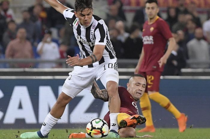 Gelandang AS Roma, Radja Nainggolan (bawah), saat melanggar penyerang Juventus, Paulo Dybala, dalam pertandingan Liga Italia 2017-2018 di Stadion Olimpico, Roma, Italia, pada Minggu (13/5/2018).