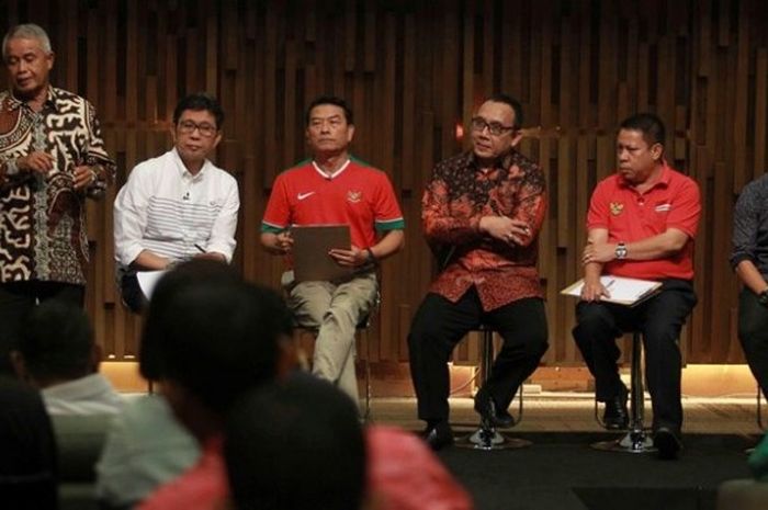 Mantan Ketua Umum (Ketum) PSSI 2011-2015, Djohar Arifin Husin (paling kiri), sedang memaparkan visi dan misinya dalam debat calon Ketum PSSI 2016-2020 di Gedung SCTV Tower, Senayan, Jakarta, Selasa (4/10/2016).