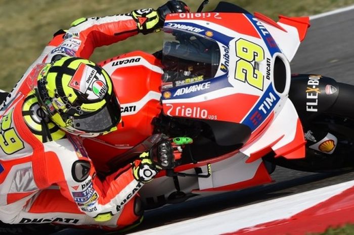 Pebalap Ducati asal Italia, Andrea Iannone, memacu motornya pada sesi latihan bebas pertama GP San Marino di Sirkut Misano, Jumat (9/9/2016).
