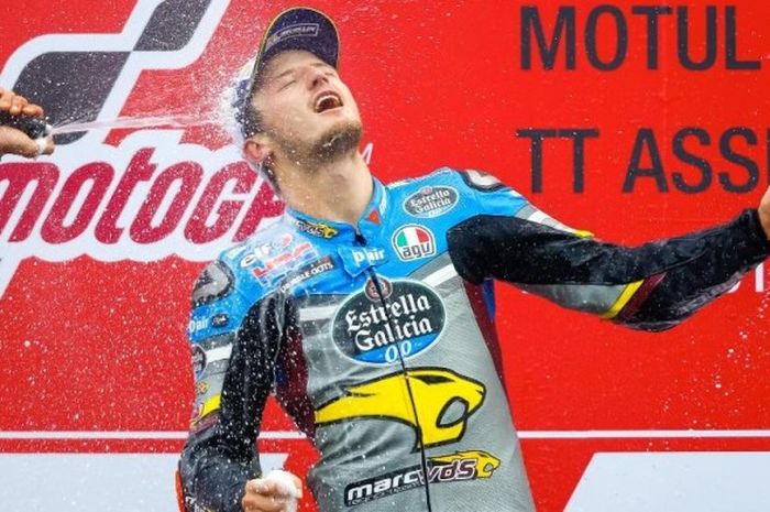 Pebalap Marc VDS asal Australia, Jack Miller, merayakan kemenangan di atas podium Sirkuit Assen setelah finis di urutan pertama pada GP Belanda, Minggu (26/6/2016).