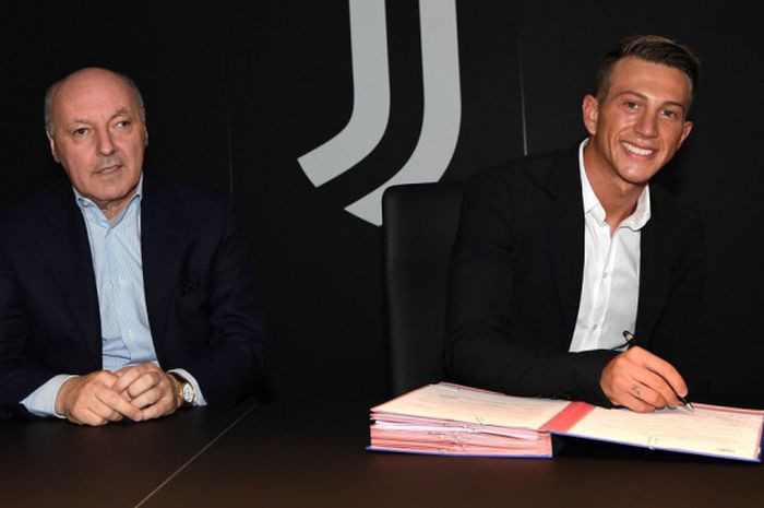 Federico Bernardeschi melakukan penandatanganan kontrak di markas Juventus, Senin (25/7/2017).
