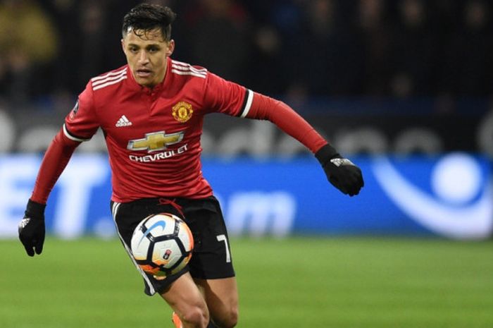  Alexis Sanchez beraksi dalam partai Piala FA antara Huddersfield Town lawan Manchester United di Stadion John Smith, 17 Februari 2018. 