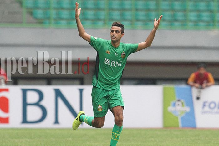 Pemain Bhayangkara FC Otavio Dutra saat merayakan golnya ke gawang Borneo FC dalam laga pekan 25 Liga 1, Rabu (20/9/2017), di Stadion Patriot Chandrabhaga, Bekasi.