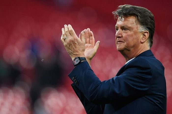 Louis van Gaal memberikan apresiasi kepada fans setelah membawa Manchester United juara Piala FA lewat kemenangan atas Crystal Palace pada final di Wembley Stadium, London, 21 Mei 2016.