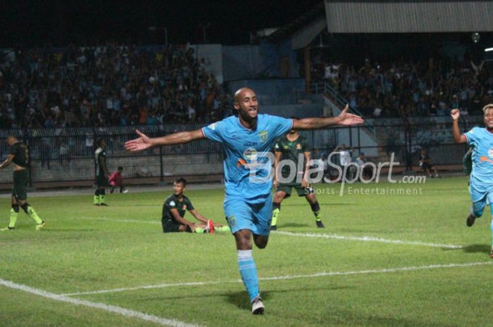 Penyerang Persela Lamongan, Loris Arnaud, merayakan gol ke gawang PS Tira pada laga Liga 1 2018 di Stadion Surajaya Lamongan, Senin (27/5/2018).