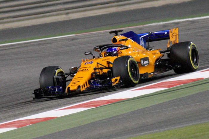 Pebalap F1 dari tim McLaren Honda, Fernando Alonso, melaju di atas trek Sirkuit Sakhir pada sesi Free Practice 2 GP Bahrain hari Jumat (6/4/2018).
