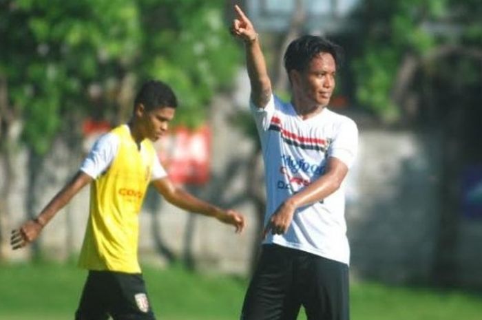 Gelandang Gede Sukadana dalam sebuah sesi latihan Bali United di lapangan Trisakti, Kuta, Bali pada awal Maret 2016. 