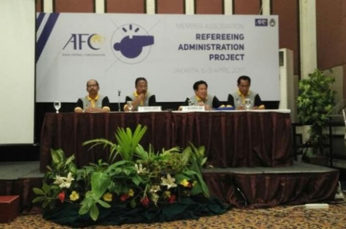 Anggota Komite Wasit PSSI Yesayas Leihitu (kedua dari kiri), menyampaikan penjelasan mengenai Refereeing Administration Project di Hotel Acacia, Senen, Jakarta Pusat, Sabtu (8/4/2017).