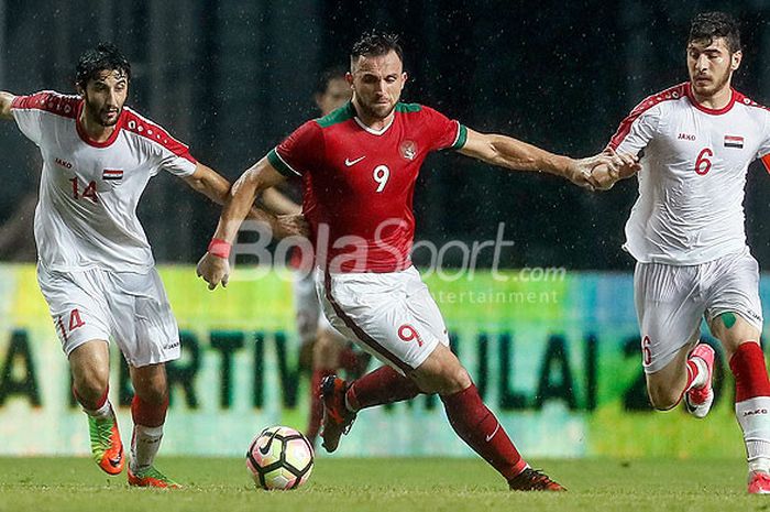 Aksi striker Timnas Indonesia, Ilija Spasojevic, saat tampil melawan timnas Suriah U-23 dalam partai uji coba di Stadion Wibawa Mukti, Cikarang, Jawa Barat, Sabtu (18/11/2017).