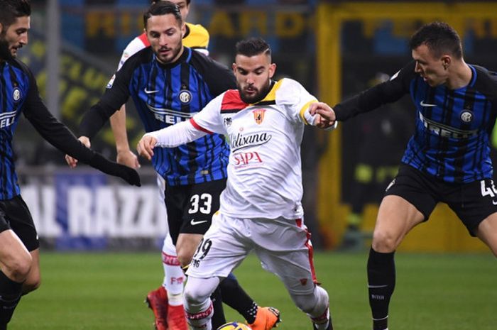 Aksi penyerang Benevento, Enrico Brignola (tengah), saat berusaha keluar dari kepungan para pemain Inter Milan dalam laga Liga Italia 2017-2018 di Stadion Giuseppe Meazza, Milan, Italia, pada Sabtu (24/2/2018).