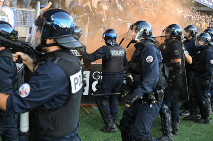 Polisi menembakkan gas air mata pada laga Montpellier kontra Nimes Olympique dalam Liga Prancis di stadion Stade de La Mosson, Sabtu (29/9/2018).