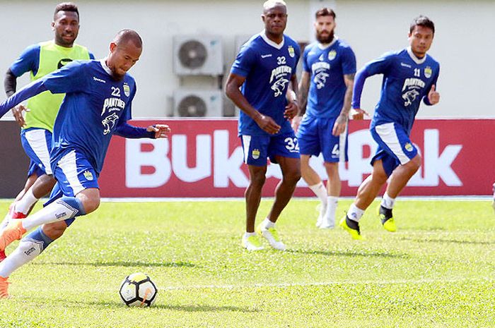 Supardi Nasir (kiri) menggiring bola saat latihan bersama rekan tim Persib menjelang pertandingan Liga 1 melawan tuan rumah Mitra Kukar  di Stadion Aji Imbut Tenggarong Kabupaten Kutai Kartanegara Kalimantan Timur, Kamis (9/8/2018).