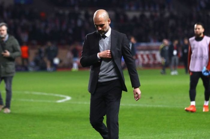 Manajer Manchester City, Josep Guardiola, terlihat kecewa seusai timnya kalah dari AS Monaco dalam laga leg kedua babak 16 besar Liga Champions di Stade Louis II, Monaco, Prancis, pada 15 Maret 2017.