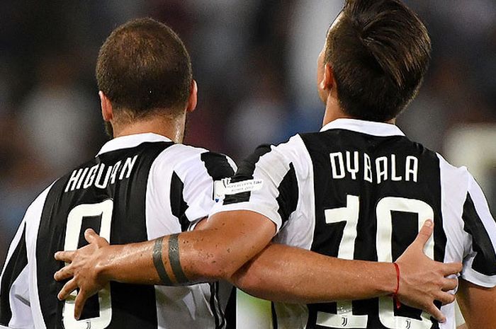 Penyerang Juventus, Gonzalo Higuain (kiri) dan Paulo Dybala, melakukan selebrasi seusai mencetak gol dalam laga Piala Super Italia 2017 melawan Lazio di Stadion Olympic, Roma, Italia, pada 13 Agustus 2017.