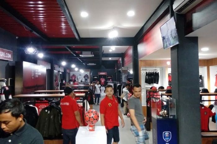 Suasana toko merchandise Bali United yang ada di sisi selatan Stadion Kapten I Wayan Dipta, Gianyar, Rabu (31/5/2017).