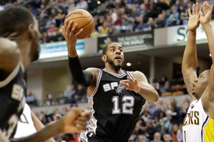 Forward San Antonio Spurs, LaMarcus Aldridge (jersey hitam, #12), berupaya melepas tembakan lay-up saat menghadapi Indiana Pacers di Bankers Life Fieldhouse, Indianapolis, Indiana, 13 February 2017.