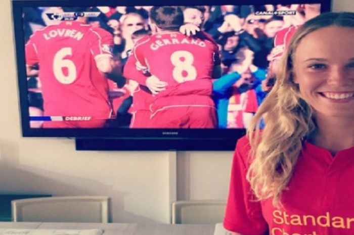 Petenis putri Denmark, Caroline Wozniacki, saat menyaksikan pertandingan terakhir Steven Gerrard bersama Liverpool via layar kaca.