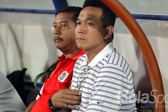 Ekspresi pelatih PSBK Blitar, Bonggo Pribadi, saat mengamati jalannya laga antara PSCS Cilacap melaw