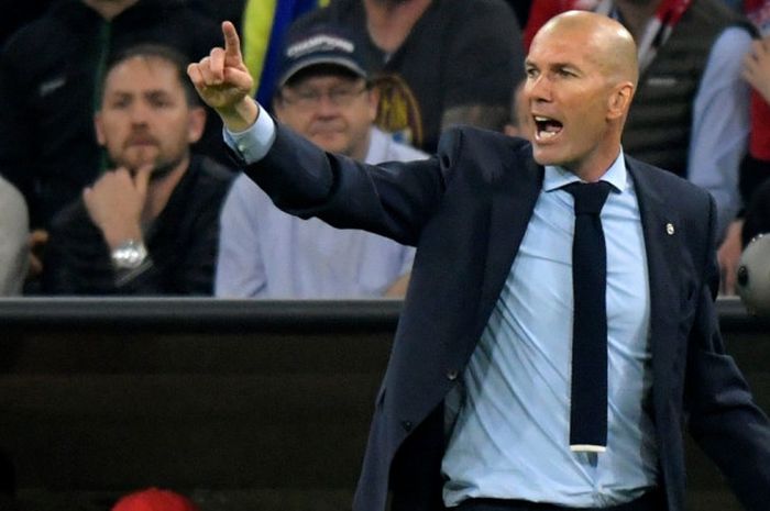     Ekspresi pelatih Real Madrid, Zinedine Zidane, pada laga leg pertama semifinal Liga Champions melawan Bayern Muenchen di Allianz Arena, Rabu (25/4/2018) waktu setempat.    