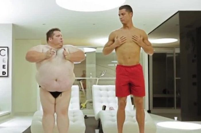 Cristiano Ronaldo (kanan) berlatih dengan Christian Busath