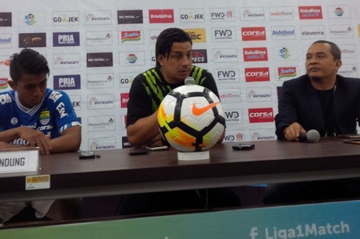 Asisten pelatih Persib, Fernando Soler (tengah) ditemani pemainnya Febri Hariyadi (kiri) berbicara kepada media seusai pertandingan menghadapi PS Tira, Senin (26/3/2018). 