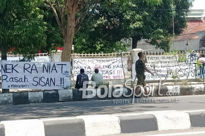 Spanduk yang dipasang oleh Pasoepati di kantor PT. PSS (Persis Solo Saestu), Minggu (23/9/2018).