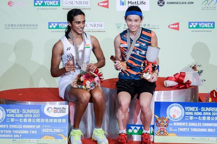  Pebulu tangkis tunggal putri Taiwan, Tai Tzu Ying (kanan) dan Pusarla Venkata Sindhu (India), berpose seusai final Hong Kong Terbuka 2017 yang digelar di Hong Kong Coliseum, Minggu (26/11/2017). 