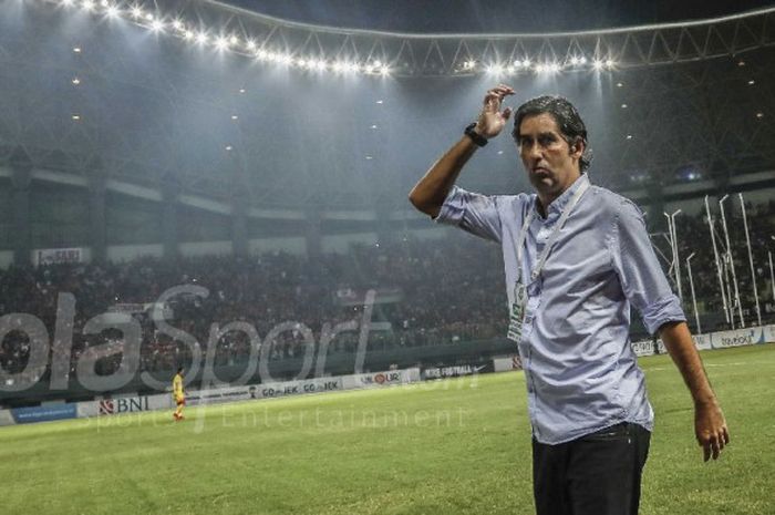 Ekspresi pelatih Persija, Stefano Cugurra, pada laga pekan pamungkas Liga 1 musim 2017 di Stadion Patriot, Kota Bekasi, Minggu (12/11/2017) malam. 