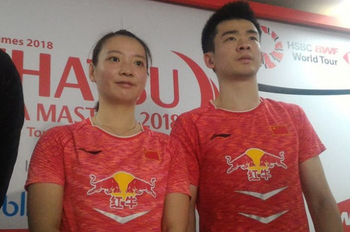 Pasangan ganda campuran China, Zheng Siwei (kanan) dan Huang Yaqiong, berpose setelah melakukan jumpa pers seusai laga final Indonesia Masters 2018 di Istora Senayan, Jakarta Selatan, Minggu (28/1/2018).