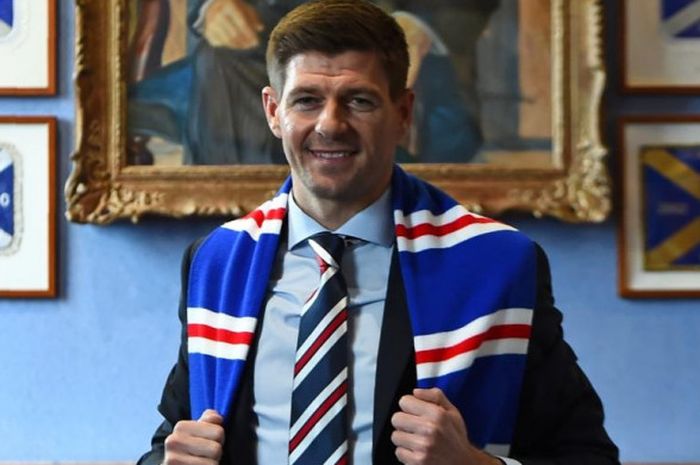 Steven Gerrard berpose saat diperkenalkan sebagai pelatih klub Skotlandia, Rangers FC, di ruang trofi klub di Stadion Ibrox, Glasgow, 4 Mei 2018.